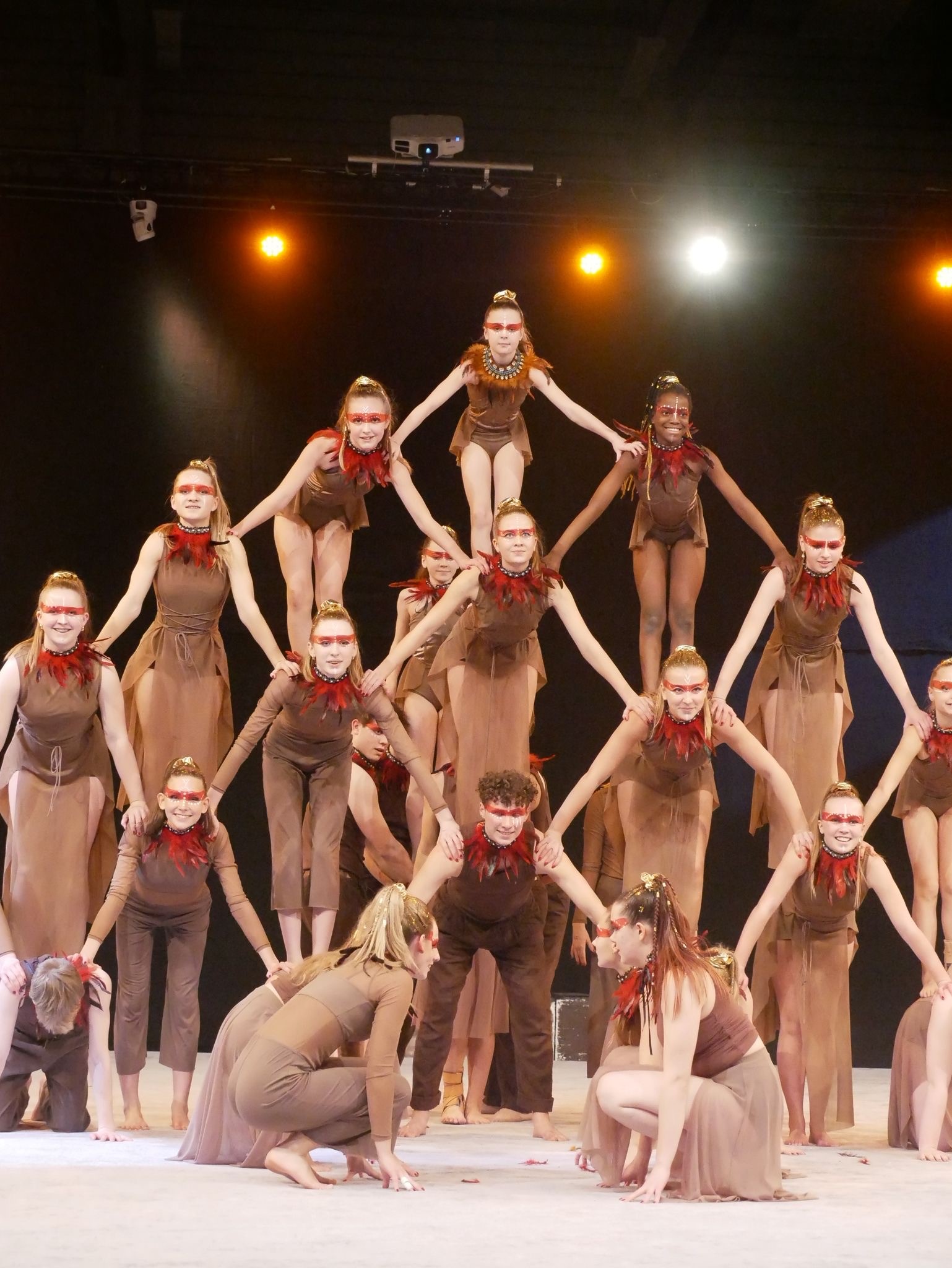 Confianza präsentiert beim Showact des Jahres in Hannover eine Bühnenperformance mit akrobatischen Figuren und abgestimmten Kostümen.